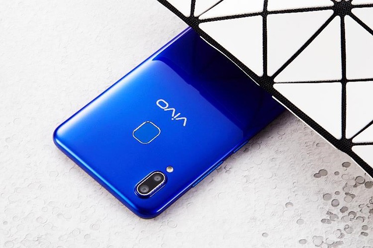 ��ȫ�����ճ�ʹ�����鷽�棬vivo���������˼����һ���棬vivo U1����ָ�ƽ���������ʶ���˫ʶ�𷽰������õ��������ճ�ʹ�á�ǰ��Ӧ���ڽ�����֧������Ȼ��ݣ������ܹ�������˲�����ʶ������1024������ά�ȣ���֤��ȫ�Ե��������ɽ�������һ���棬���ȫ�������ֲ����Ż���ȫ�������ƣ���Ч�����ճ�ʹ��Ч�ʺͱ�ݳ̶ȡ�