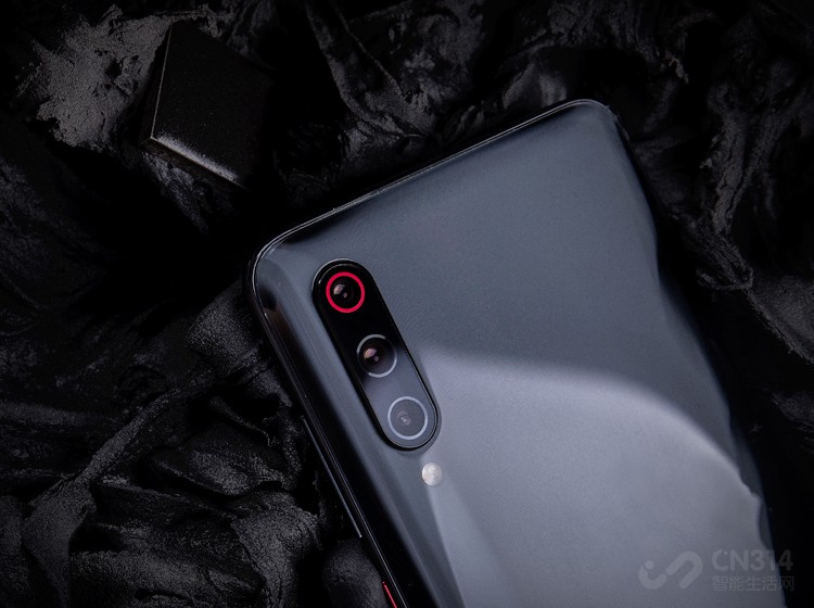 ������Ӱ���棬С��9 Pro 5G��������4800����������ͷ��1600�����س����/΢�ྵͷ��1200����������ͷ��ɵ�������ϣ�����������������صĳ����Ƭ���������㳡������ĳ����Ӱ��Ҳ�������㱳���黯Ч�����������������ʸ�������Ȼ�������Ƭ������˵������ϵļӳ���С��9 Pro 5G����Ӱ�����ǳ���ɫ�����˶����������ĳ�����Ƭ��