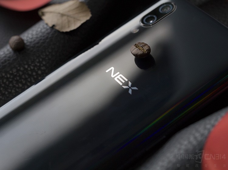 ˶���NEX��־�ڻ������棬����ͳ��vivo��־�����ƶ������²���Ҳ�ɼ�NEXȷʵvivo�ĵ��һ�����3D�����������ָзǳ��������������п��������Ӳ�ʵ��ָУ��������ֲ��������֮��Ľ��ھ��ǿ���������ô������