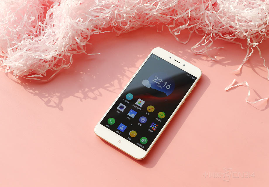 360�ֻ�N4A����һ��5.5Ӣ����Ļ��2.5D���沣���Ĳ��ô����ǳ��������Ч���ָС�����������Ȼ�Ǽ̳�N4/N4S�ľ�����Բ�ͶԳ�Ԫ���洦�ɼ����·���С��Ȧ����Home������������Ȥ���ʸг��ڡ�