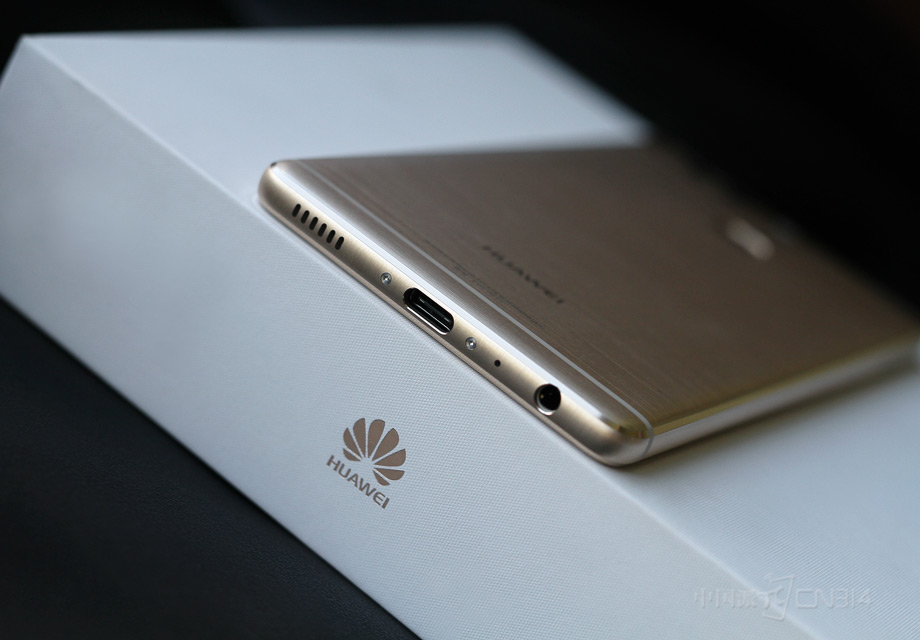 ����ΪP9���Ҳ������Խ��Խ���е�USB Type-C�ӿڣ������������ܹ����û�ʹ�ø��򵥣���������3.5mm�������Ҳ���ڻ����ײ���