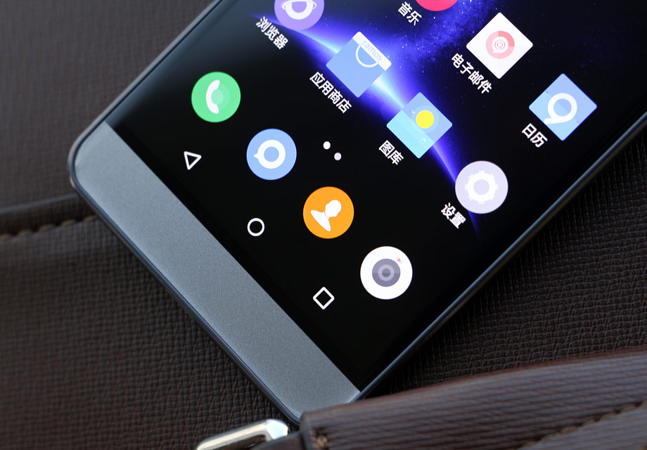 ��ǰ����·�����൱��࣬���������ⰲ׿������ơ�����R9�����е��Ӿ�����ͻ�������ƣ�������۵�ͬʱҲΪ��Ļ�ṩ��ȫ��λ�ı�����