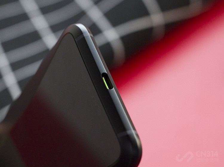 ����4000mAh�Ĵ��أ�Ӧ��������Ϸ�����Ա��ֳ�ʱ��ĳ�����ս��ʵ�ʲ����У�������ҫ��Ϸʱ����Դﵽ6Сʱ���ϡ��ײ����õ�Type-C�ӿڣ������졣