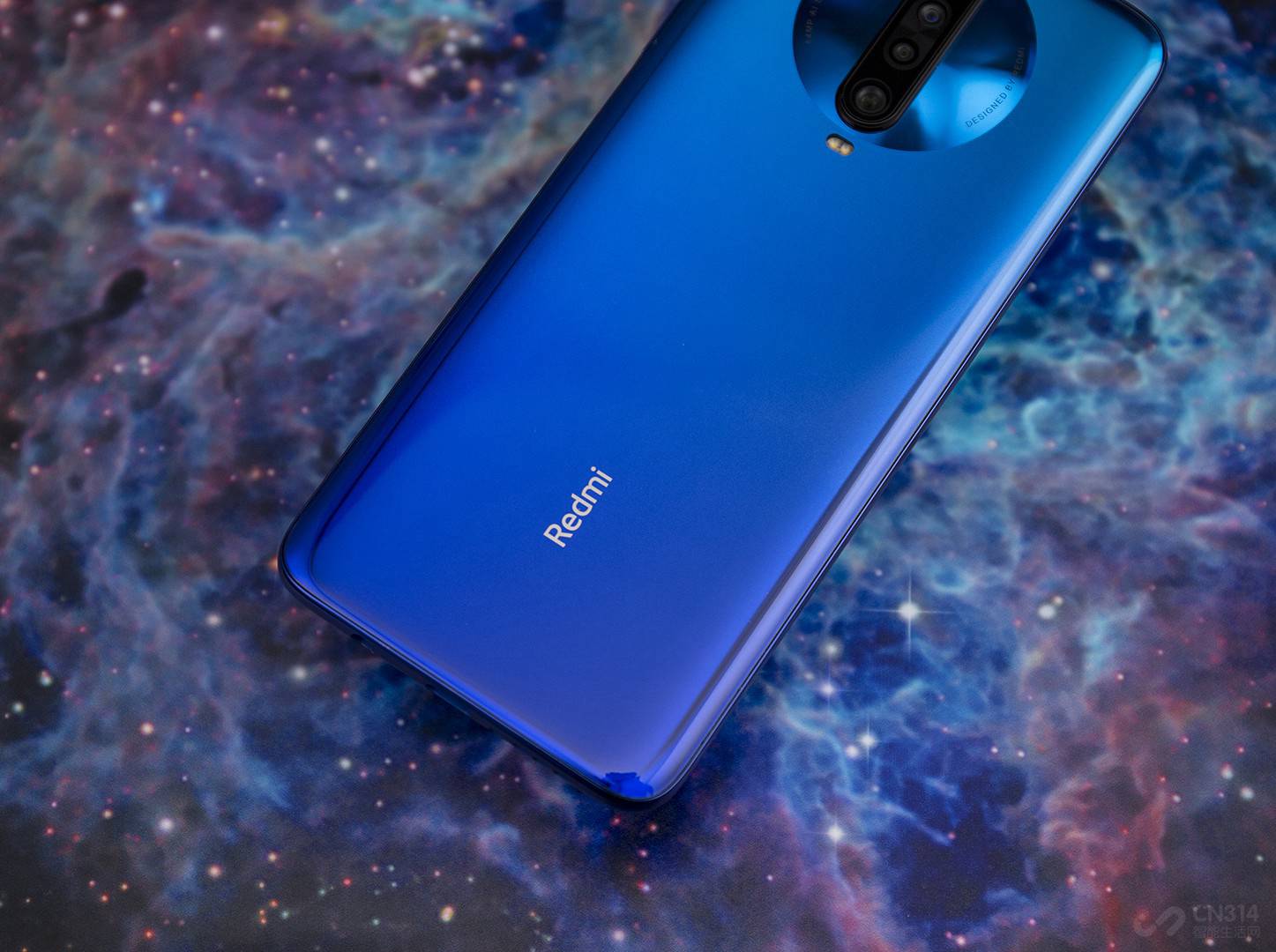 �� 5G ����ȣ�Redmi K30��4G�汾��û����ˮ���١��������û��ʹ�� AG ������ƣ���������ͷ��΢�ྵͷ��Ϊ 200 �����أ���繦��Ϊ 27W��ȱ����˫Ƶ GPS��SoC ��Ϊ���� 730G���������㣬120Hz ������������ IMX 686 ��������Ȼ���ڣ������ۼ� 1599 Ԫ�������Լ۱ȷǳ��ߵ�һ���ж˻����ˡ�