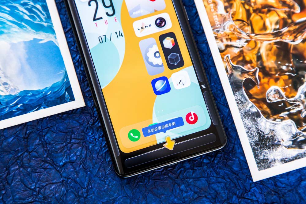 ͬʱĻܴﵽ1300nitķֵȣʵָ100% DCI-P3ɫͬʱ֧HDR 10+ɫʸϸʾĻʱṩõӰ׿ԽӾܡ