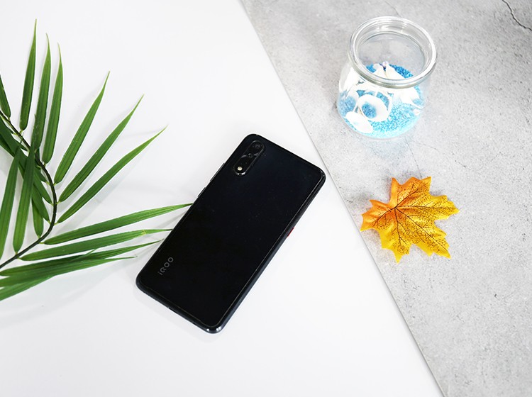 ������iQOO�ļ���棬���iQOO Neo���廹�Ǳ����ˡ��ϴ�硱�������Ʒ�����ڿ�������̼�˺ڰ汾����iQOO��ʿ����Щ���񣬸��������ʲ��������̼��ά������ֻ��Ե�Ӳ�������࣬�ڲ�ͬ�Ƕ������ڹ�Ӱ�ı仯��������Ч��Ҳ����һ�������𡣻�������������ģ��͡�iQOO��Logo��λ�ڱ������������λ�ã�ʹ�û���������Լ�����ࡣ