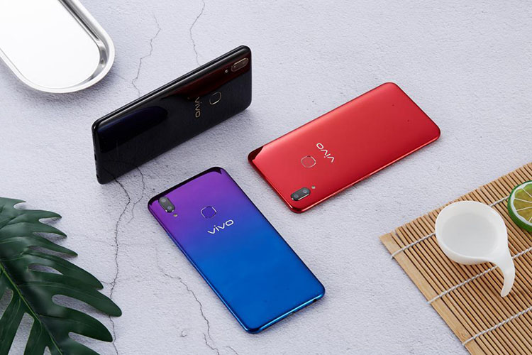 �������������һ��ȫ�������֮�⣬vivo Z1�ഺ��ĺ�����ͬ����ɫ���̳�vivo���е����Ԫ�ء�����˫����ͷ�Լ������λ�ڻ������Ͻǣ�����ָ��ʶ��ģ�顢LOGOλ�ڻ������ϲ��֣��������м��󷽡�