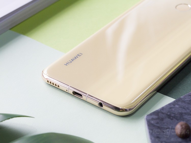 �����������໡�������³����п��Ƚ�3.5���ף��ṩ�˳�ɫ���ճ��ָС������ײ��ǳ���������������˷��Լ�Type-C�ӿڡ����˸е���ο���ǣ���Ϊnova 3������3.5mm�Ķ����ӿڣ�����ϲ�����ֻ������ֵ��û���˵�Ǹ������ĵ���ơ�