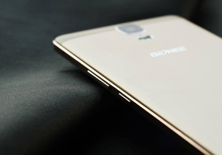 �ڴ濨�ۡ�����������Դ�����������˻����ұ߿��ϣ��ǳ����Ϲ��˵�ʹ��ϰ�ߡ�