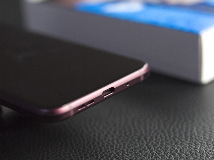 ��������Ҳ�ǳ��˱����ײ��ǳ����micro USB�ӿڡ����Կ����п�λ��������ǹ��ɵģ����Դ������õ��ճ�Ħ������