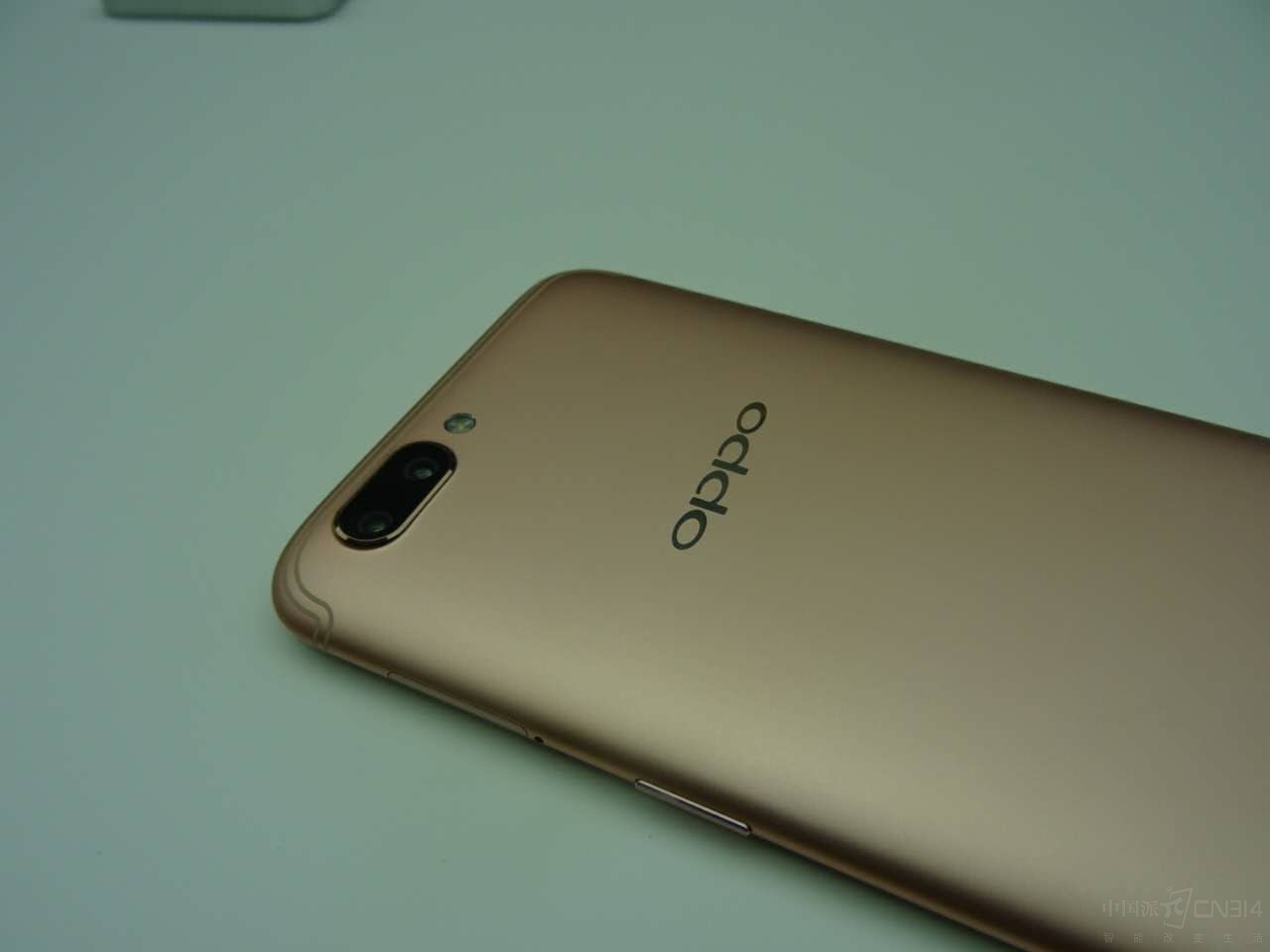 ��Ϊ��ȫ��ӵ�г���һ�������û����ֻ�Ʒ�ƣ�OPPO���Ⱥ�ͨ����ɵ�Ӱ�ڡ�ά���㡢���������ŵ�Ӱ�����ս�Ŀ����ʽ���������˷�����̽����ͬ����ĳ����Ļ���