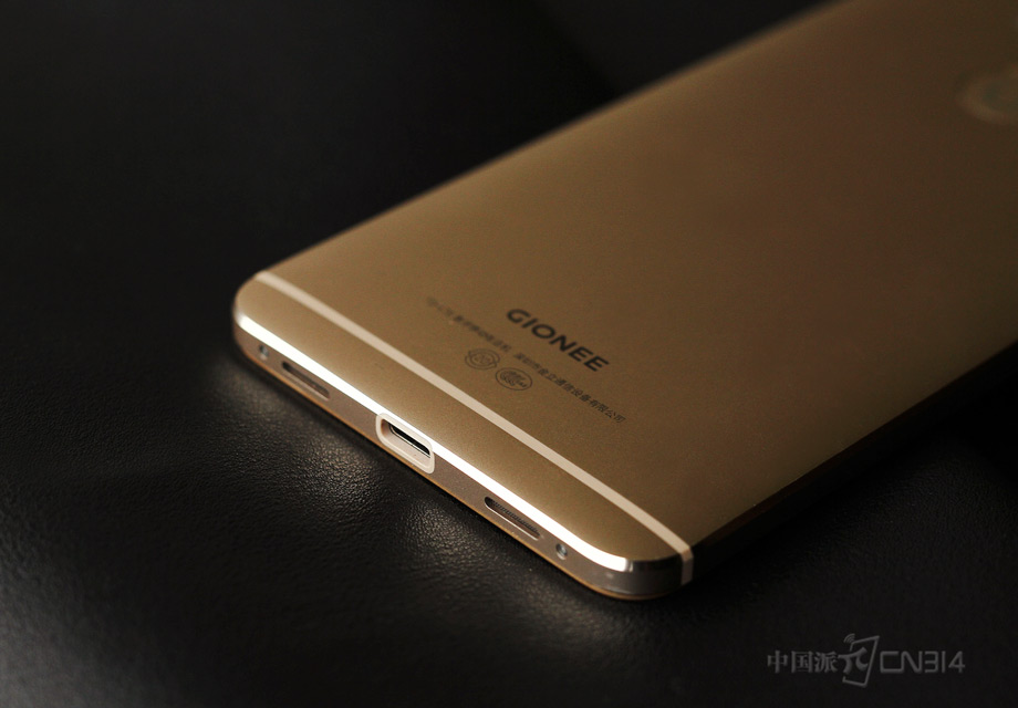 �ײ�������һ��USB Type-C���ݺͳ��ӿڣ�����ֲ��ŶԳƵ��������ͻ�Ͳ���ף���Ȼ�������ĶԳ�Ԫ�ء�