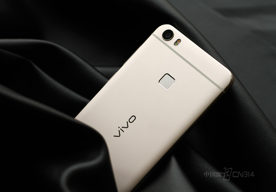 ָ��ʶ��ģ���ڻ����м俿�ϵ�λ�ã����뱳��������������ˮƽ������ȥ�ָзǳ�������