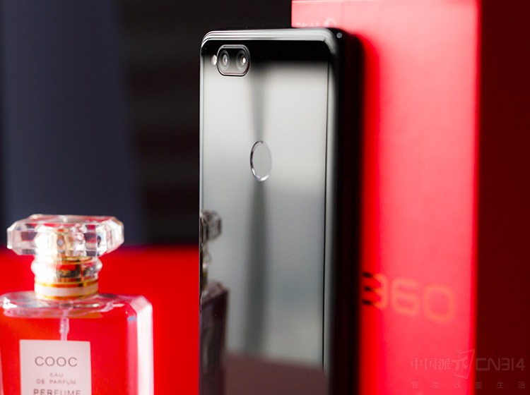 ��������ҲΪN7 Lite�����˸��õĹ�Ӱ���֣���Ӱ�ڵ���ɫ�ڹ��ߵ���ҫ֮�³��ֳ������Ч�����Ƕ���һ�仯������������������ת�������п����������������ͬ���Ĺ���ɫ���ֻ���һ��и�ǿ������һ�Ż�Ȼ��ɵĺ��꣬����ȴ�ֲ�ʧ�鶯��