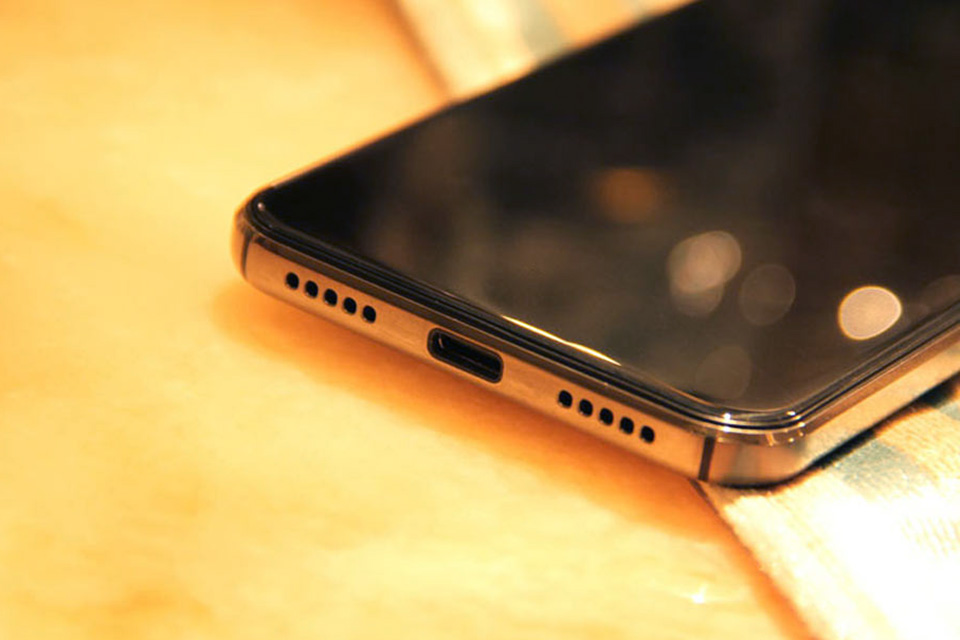 �п�ײ�Ϊ��˷�����������м�λ����Type-C���ݽӿڡ�