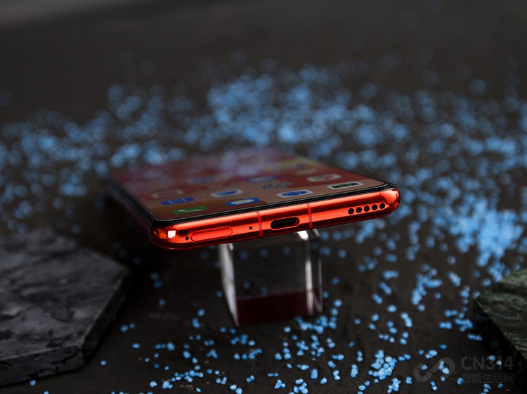 ��Ϊnova6 5G��ײ��߿��Ͽ��׷ֱ�ΪSIM����ۡ�����Mic��Type-C����Լ���������