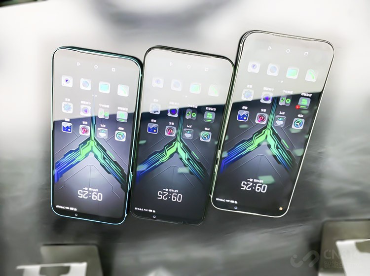 ������Ϸ�ֻ�2�������6.39Ӣ���AMLOED��Ļ�����öԳ�ʽ�����ռ�Ȳ������£����Ƕ�����Ϸ������˵�������̫����������⣬����ҲΪ˫���ճ������˿ռ䡣ֵ��ע����ǣ�������Ϸ�ֻ�2��AMOLED��Ļ���õ�DC���⣬�ɴ�󽵵���Ļ��Ƶ��������۾���ɬ�����͵����⡣