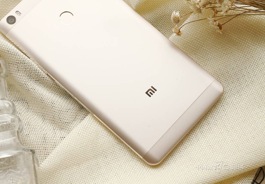 �ײ�����������С���Լ�Logo��������ϱȽ����ࡣ