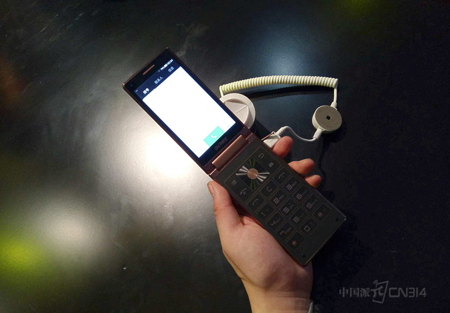  �򿪽������W909����Կ��������ֻ�������൱������4.2Ӣ���������������ľ�����Ƶ��������̣��ֻ���������۵�ͬʱҲ���Ե��Ρ�