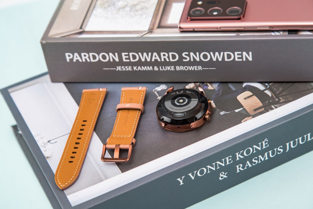 �������ʷ��棬����չʾ�����41mm������汾������Galaxy Watch 3�����˿��ʽ��Ƶ���Ƥ����Ƥ�з�ɫ����������������˸߶�Ʒ�ʣ����ñ����������á�