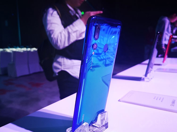 ���⣬���� 9S�ṩ����������������ɺ����ͻ�ҹ��������ɫ���ۼ�1499Ԫ���൱��ֵ��