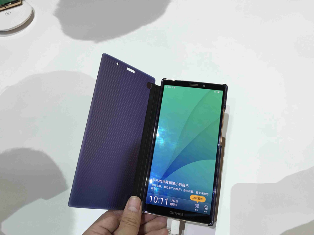 ��Ϊȫ�����߶������콢������M7 Plus�䱸��һ��6.43Ӣ��Ķ���AMOLED��Ļ����Ҳ��Ŀǰ����������һ��ȫ������Ļ����ռ�ȸߴ�85%��