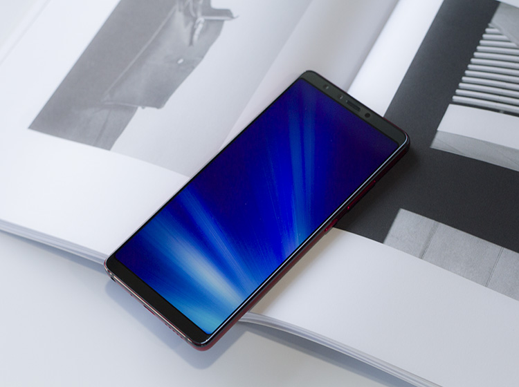 �����������5.99Ӣ��18:9������FHD+ȫ��������ռ�ȴﵽ��86%����Ļ������in-cellȫ���ϼ������ͻ����������������ϣ��ֱ���Ϊ2160x1080��NTSCɫ�򸲸Ǵﵽ83%��sRGBɫ�򸲸ǳ�����100%��֧�����⻤��ģʽ�Լ�ҵ�绤��ģʽ��