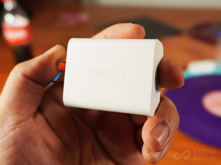 18W mCharge���Ҳ�Ǵ�������صıر������������ڱ�֤�����־õ�ͬʱ�ó��������Ч��ͬʱ���۸�Ҳ�Ǹû������ƣ��߱�4000����ʱ���ء�4800�򳬸����ص����Ҳֻ��1998Ԫ���Լ۱�Ӧ�úܲ�����