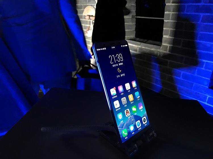 vivo X20���չʾ�����ߵ���ռ�Ⱥͳ�խ�ı߿����ֻ������������Ӿ��������