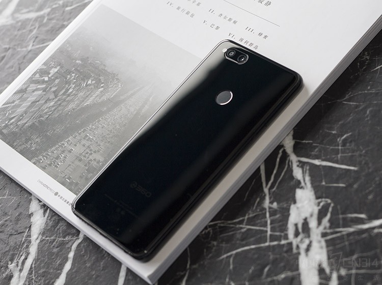 ��Ȼ��һ��ǧԪ��������360�ֻ�N7 Lite��û������������ָУ�ǰ��2.5D ���沣�����Լ����ĵ�����ı߿������ǧԪ���ָ�����ֵ��ߡ�