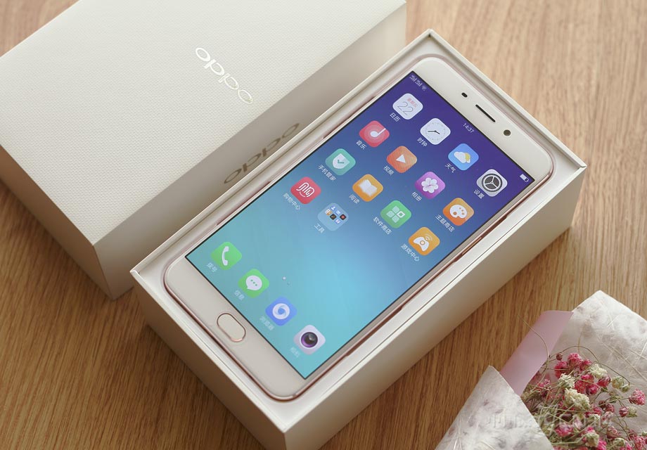 �򿪰�װ֮����ܿ���OPPO R9 Plus�����ݣ�2.5D����������һ����ˮ��Ƕ�ں����С�