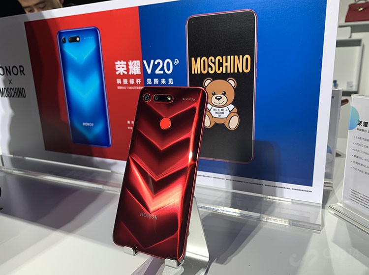   12��26�����磬��ҫ�ڱ�����ҵ��ѧ�����ݾٰ���Ʒ�����ᣬ��ʱΪ��Ҵ�������ҫV20��������֪����ҫVϵ��һֱ����ҫ�ֻ��е����ܵ�����ÿһ������ҫVϵ�ж������˵������µļ����Լ���ǿ���Ӳ�����á���Ϊ2018����չ��콢����ҫV20����ֵ�����أ�һ��������ͼ�Ͱɣ�