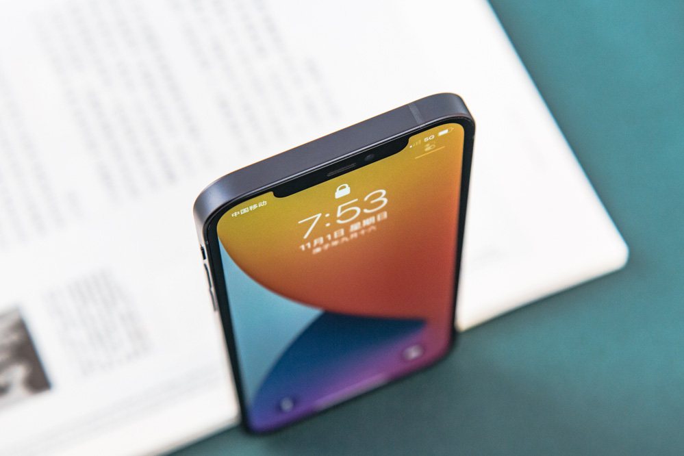 iPhone 12�����˷����������ƣ����������һ���Ӿͻص���iPhone 4��iPhone 5��ʱ�������ճָп϶��Ȳ��ϻ�����Ƶ�iPhone 11����Ϊ�����������ֱ�Ǳ߻����ճָ����֡�