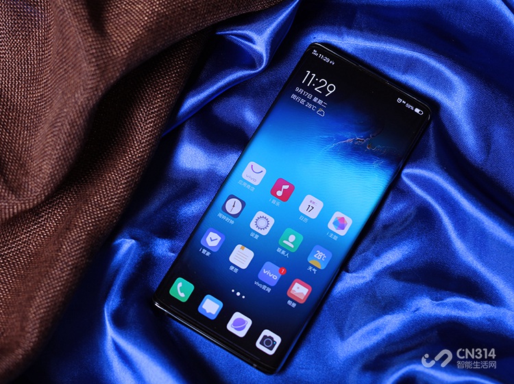 vivo NEX3 5G������������һ��6.89Ӣ�����Ļ���ֱ���Ϊ1080P+���ֻ�����ӵ�м��ߵ���ռ�ȣ����з���Ҳʮ�ֳ�ɫ��
