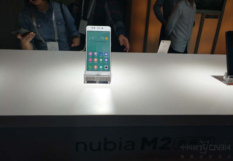 ���ذ˺�64λ������������3GB RAM+64GB ROM��4GB RAM+32GB ROM�洢���䣬ӵ��3000mAh�����ĵ�أ�֧��ǰ�ù�ָ̬��ʶ��.....��Ӳ���Ƕ���˵��Ŭ����M2�ഺ����һ��������ȫ���á����淨��Ȼ�ܶ�ĳ�Ʒ��