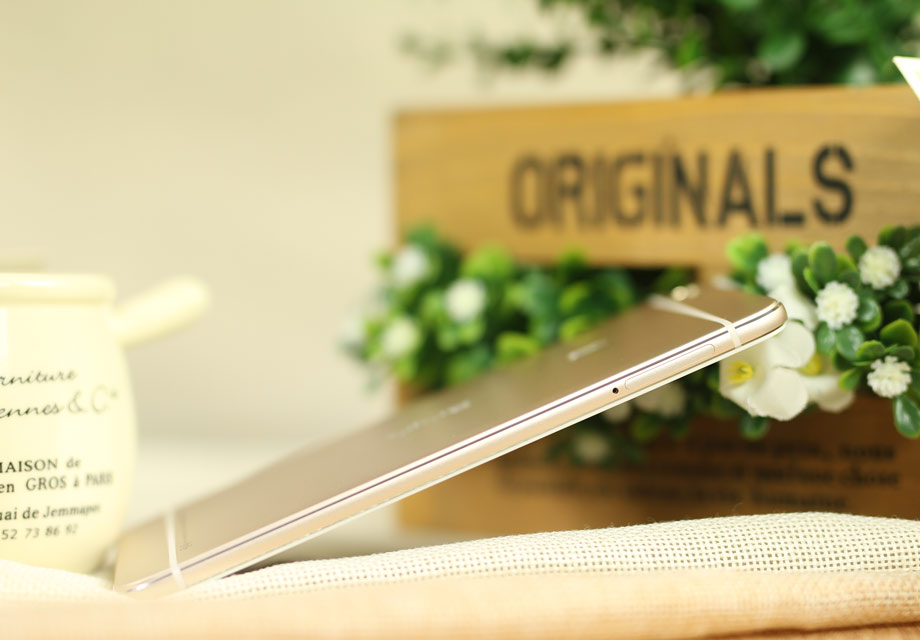 û����SIM���������ɲ����˻�����߿򡣶�˵һ�䣬vivo X6�ı߿����ʮ�ֶ��أ�����һ��Բ�����������ֻ����п��ϣ����ǿ��Է�����һ������Ļ�߿�����¶������ģ����Ӿ��Ͽ�����������Ч�����Ӿ��ϵĺ�ȡ�