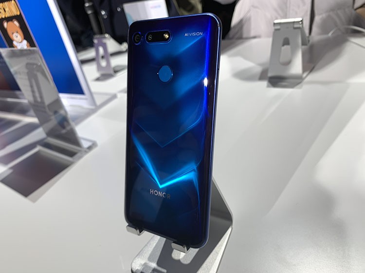   ����������2.5D+3D˫����Ĳ��������MOSCHINO�����Ƴ��Ļ�Ӱ���ͻ�Ӱ�������޶�����ɫ�����ǲ���˫����Ĵ�ĤƬ����������V���������������ܹ������ſ�ľ����ӰЧ����