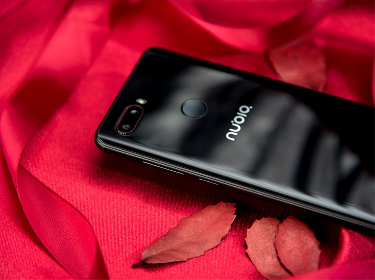 ��Ե���˻��ȴ������ճ��ָи��ѣ�AF��ָ�ƶ�Ĥ�ļ��룬Ҳ�ò��������մȾָ�Ƶ�����ӭ�ж��⣬һֱ���ֲ��������ͨ͸��������