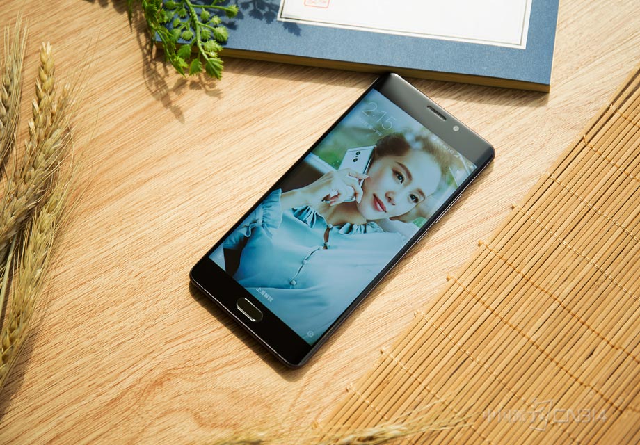 С��Note 2���õ�����LG��5.7Ӣ��1080p OLED��ʾ������ռ�ȸߴ�77.2%�����ź�ɫ�ͱ�����������ɫ��ѡ��