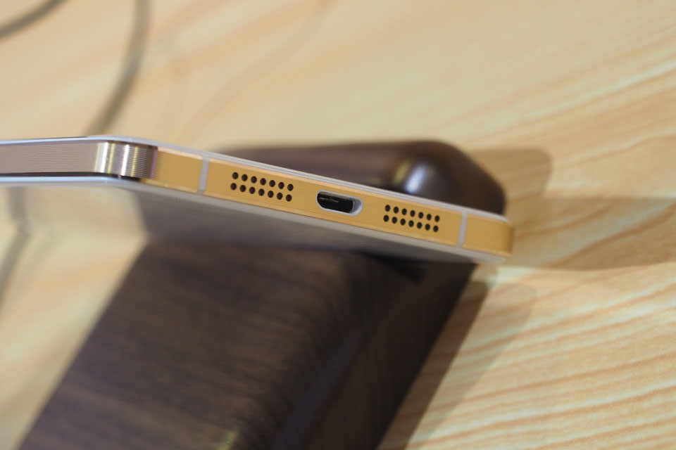 һ���ֻ�X��˫�沣����ƣ�����һ���ֻ����ϻ���ͷһ�ؼ���ò���ָл��������ȶ�Ϊ��ɣ�