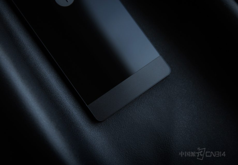 �û�ӵ��6.98mm�ĺ�ȣ�158g��������ӵ�к�ɫ�ͺ�ɫ���ֳ�����ɫ������ϸ���߰汾�������ᱡ�ʸг�ɫ��