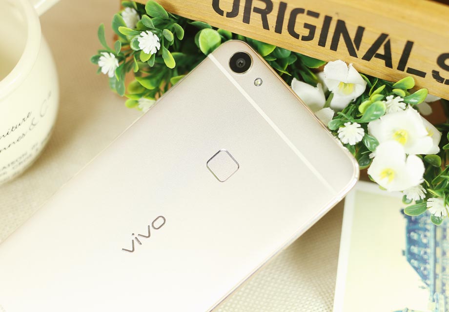 vivo X6������ͷ�������ǳ����ۣ������ߴ翴����ȷʵ��С���Ա�����һ��LED����ƣ����ڻ����м���һ����ָ��ʶ������