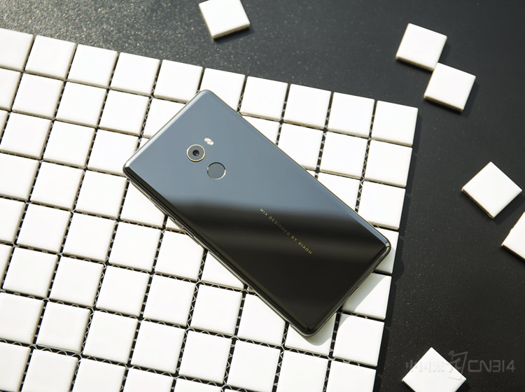 С��MIX2�䱸����835+6GB RAM+64GB ROM����Ӳ����ϣ���������Ϊ1200���1.25um�������ؾ�ͷ��֧�������ѧ������ǰ�þ�ͷΪ500�����أ�����֧��ȫ����NFC�Լ�����ָ��ʶ�������������û������û��Ƿǳ�ǿ�Ƶġ�