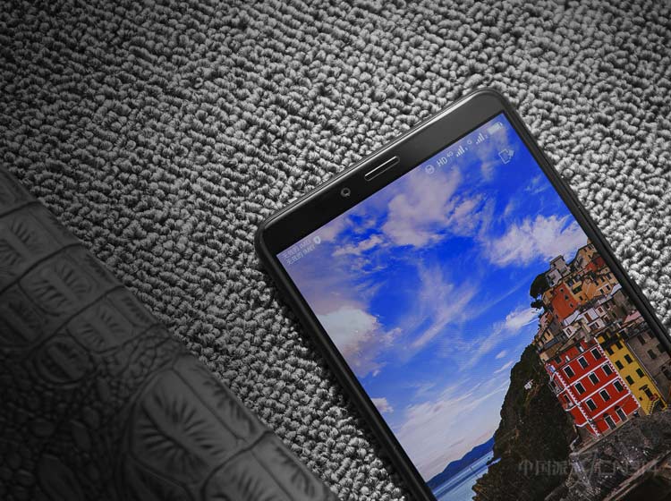 ����M7���ö��Ƶ�6.01Ӣ��FHD+ 2160*1080�ֱ��ʵ���ʾ����Ҳ��Ŀǰȫ����������ĵ�һ�顣�����ڳ�����ռ�ȣ�����Ļ�ߴ�ﵽ��6Ӣ���ͬʱ���ָ�������һЩ5.5Ӣ���ֻ����ճָи��á�