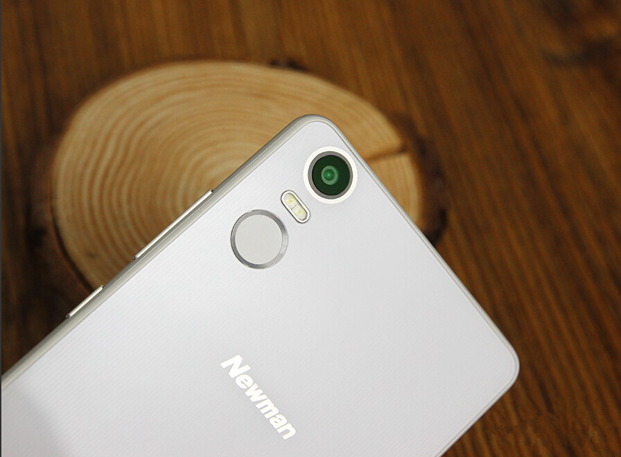 �����������Ͻ�����һö1300����������ͷ���·�Ϊ˫����ƣ����·�Ϊһ��ԲȦ��֧��ָ��ʶ��|Ŧ��Ŧ���ֻ�