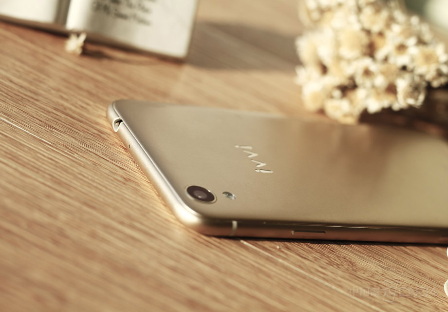 ����ͷλ�õ���д���ܿ���ivvi Сi Plus�ı߿��ջ��Ǻܽ����ġ�