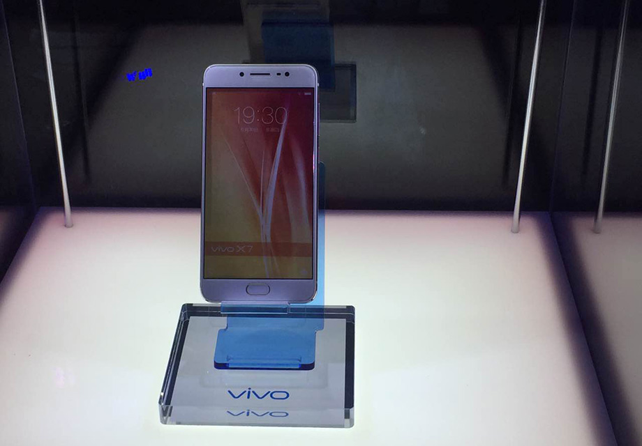 ������ǽ������һ���ǣ�vivo X7��1600��������ģ�4G�˴��Լ�64GB�洢������ָ�ƽ�����ӳ�խ�߿���ƣ��������ڹ�����������飡