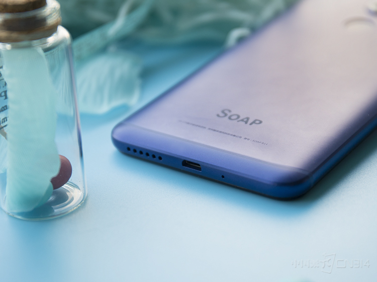 ���������������ӿںͻ�Ͳ˵�ϼ����˵ײ��߿���ͬʱ������3.5mm�����ӿڣ��䱻������˻��������߿����̶ȵı������û����ճ�ʹ��ϰ�ߡ�