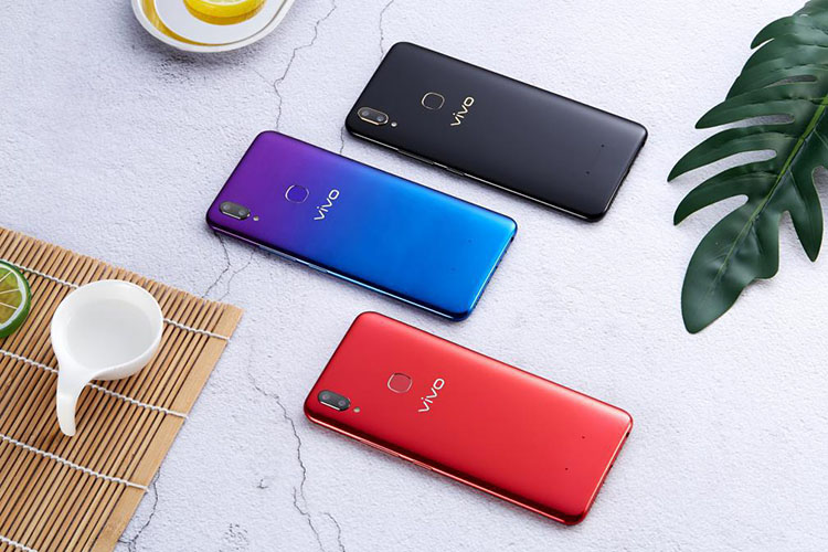 vivo Z1�ഺ�湲��������ɫ���ֱ���ͨ͸�ĺڽ�ɫ�����ҵ���Ľ���Լ��λõļ���ɫ��������Ĺ��մ����£�������ɫɢ�����貵Ĺ�ʣ���ɫ�����������������ӵ����쾡�£���ʶ�Ŀ��ͬʱ��ʱ�и�ʮ�㡣