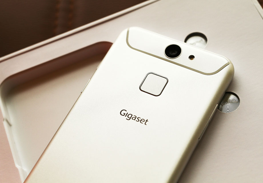 Gigaset���Me pure�����Ϸ�ӵ��һ��1300�����ص�����ͷ������ʽ����ƾ���������һ�ߡ���˵��λ����Gigaset���Me pro�ǰ�߶ˣ���pureҲû���˸��ָ��ʶ���ܣ���һ��ֵ�õ��ޡ�